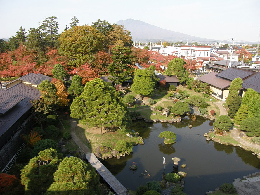 有料見学エリア内にある日本庭園「揚亀園」（ようきえん）。津軽富士こと岩木山と、弘前公園の松を借景とした庭園内には、弘前市指定文化財である茶室「揚亀庵」（ようきあん）がある。