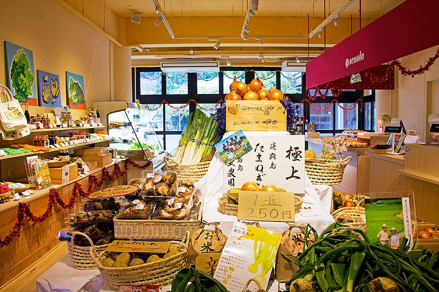 「のじまマルシェ」には、地元の新鮮な野菜や淡路島のお土産・特産品が揃っている。