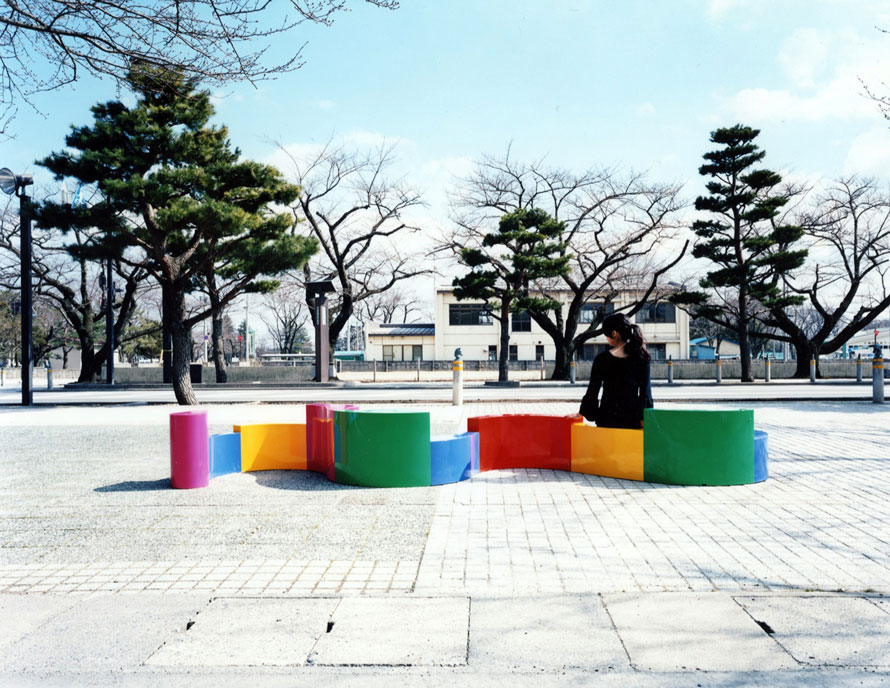 ストリート・ファニチャーにある、色とりどりのタイルが並べられたベンチ。自由に腰掛けてアートの一部になろう！ライラ・ジュマ・A・ラシッド 《虫-A》 photo Kiyoaki Sasahara