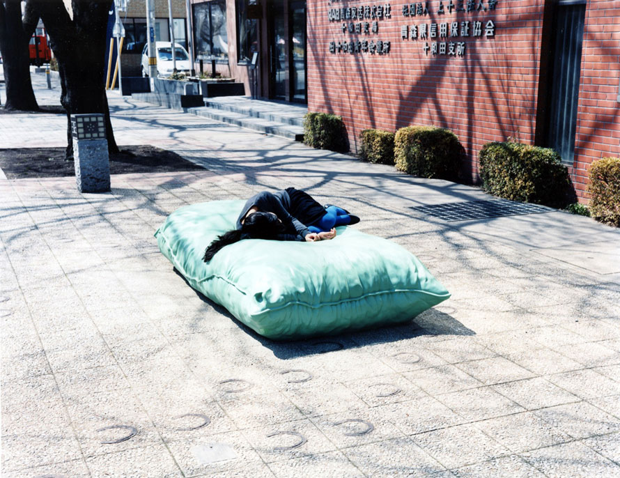 歩道の上に置かれた大きな枕にびっくり！こちらはベンチとしても機能する彫刻となっている。リュウ・ジァンファ 《マーク・イン・ザ・スペース》  photo Kiyoaki Sasahara