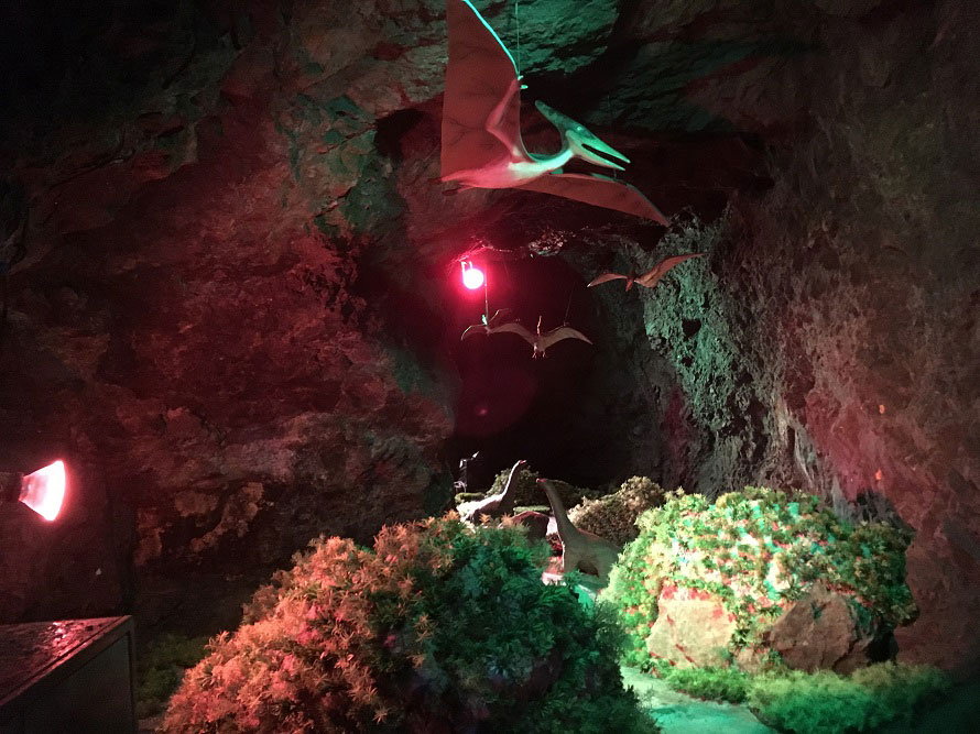 洞窟内を歩いていると、ライトアップされた恐竜の姿が浮かび上がる。