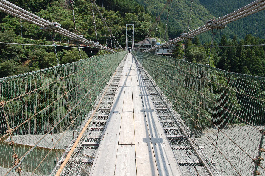 地上54mの高さでゆらゆら揺れる吊り橋は、歩くのもおそるおそる。下には清流が流れるが、のぞき見る余裕はないかも！