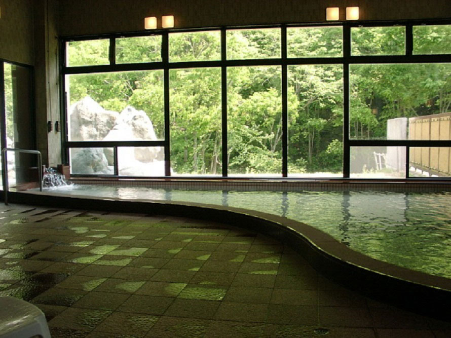 「山桜の湯」は和風の造りで、露天風呂、大浴槽のほかに気泡浴がある。洋風の「リンドウの湯」には、源泉風呂やジャクジーがある。写真は「山桜の湯」。