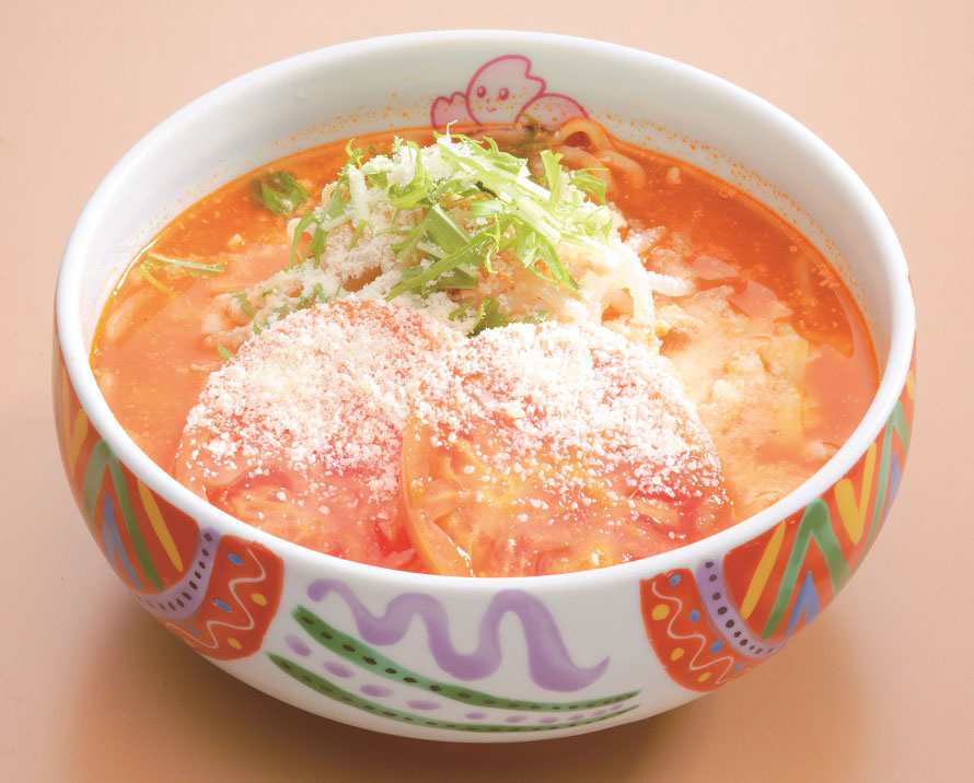 自慢の一品は、「トマトラーメン」780円（税込）。ピリ辛味噌とトマト果汁のイタリア風スープがクセになる。
