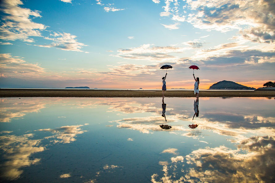 ここはウユニ塩湖 空を映し出す鏡のような浜辺で記念の一枚を撮ろう 香川県三豊市 トヨタ自動車のクルマ情報サイト Gazoo