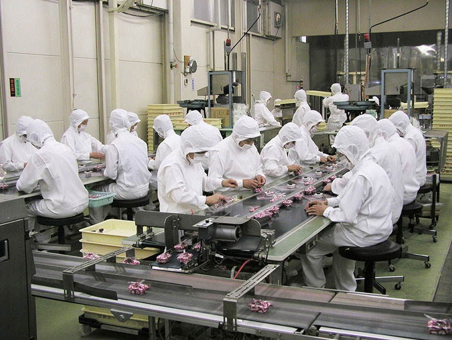 「桔梗信玄餅」は誕生当時のまま、今も人の手によって1個ずつ包装作業が行われている。