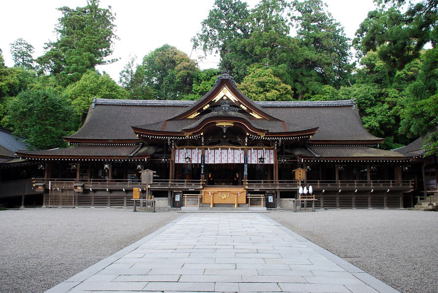 日本最古の神社といわれる「大神神社」。三輪山を御神体としており、本殿はなく、拝殿のみがある。三輪山とあわせて訪れ、悠久の時を感じたい。