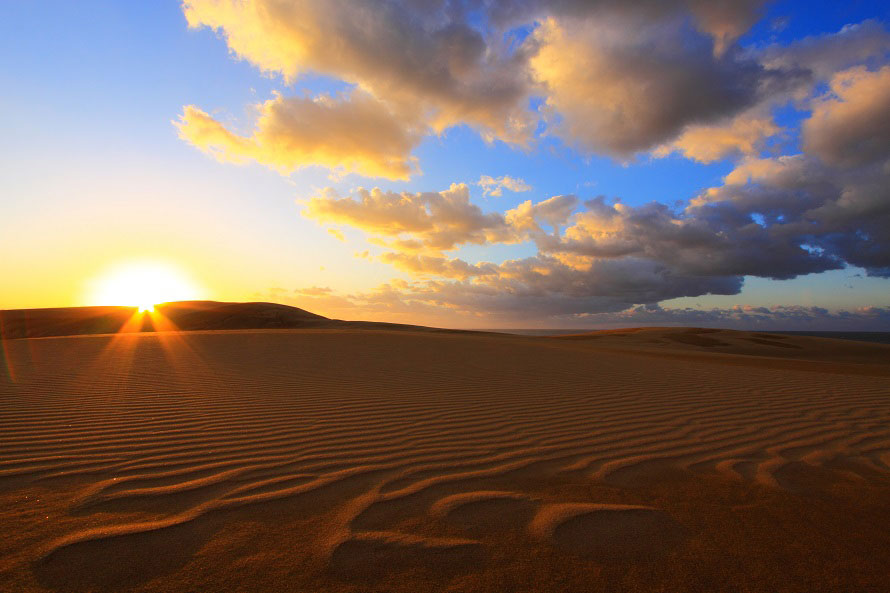 絶景に出会う 風と砂が織りなす風紋が見事な鳥取砂丘へ 鳥取県鳥取市 トヨタ自動車のクルマ情報サイト Gazoo