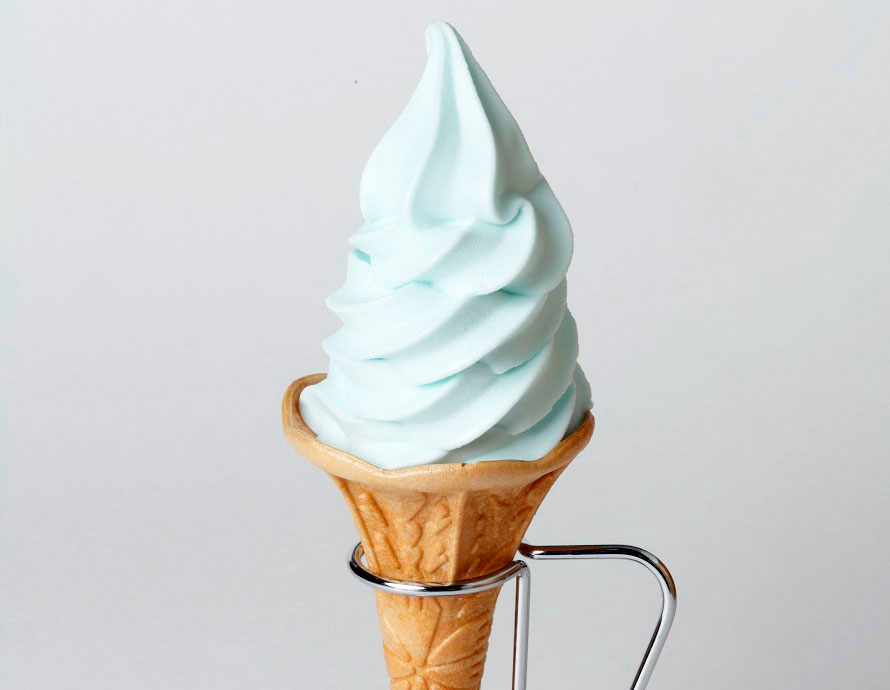 十二湖の青池をイメージした「青池ソフト」は300円。「十二湖駅産直コーナー　ぷらっと」で販売。ヨーグルト風味のさわやかなソフトクリームだ。
