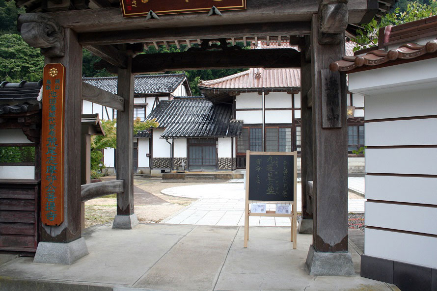 倉吉市鍛冶町にある満正寺の入口。座禅会や写経会も行われている。