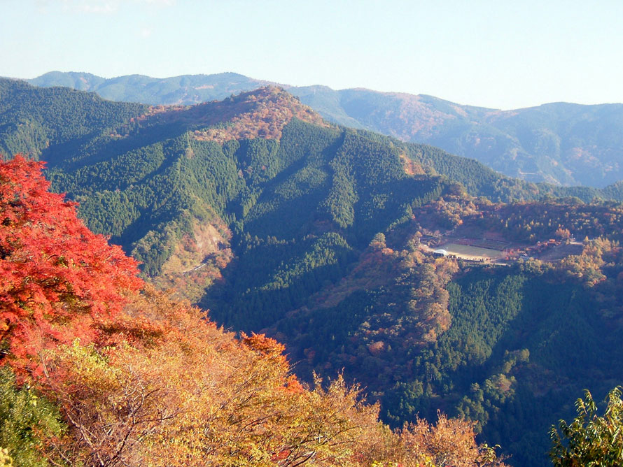 秋には、「にこ淵」や「グリーンパークほどの」周辺の山々の紅葉が美しい。