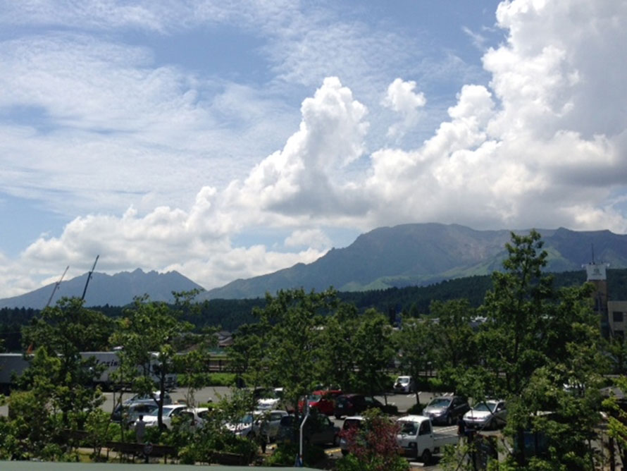 道の駅「阿蘇」の正面には、阿蘇五岳の雄大な景色が広がる。