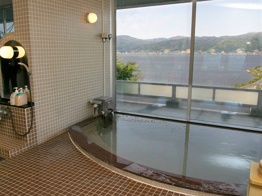 源泉を使用した「ハイウェイ温泉諏訪湖」でリフレッシュ。お風呂から見る諏訪湖の景色が気持ちいい！