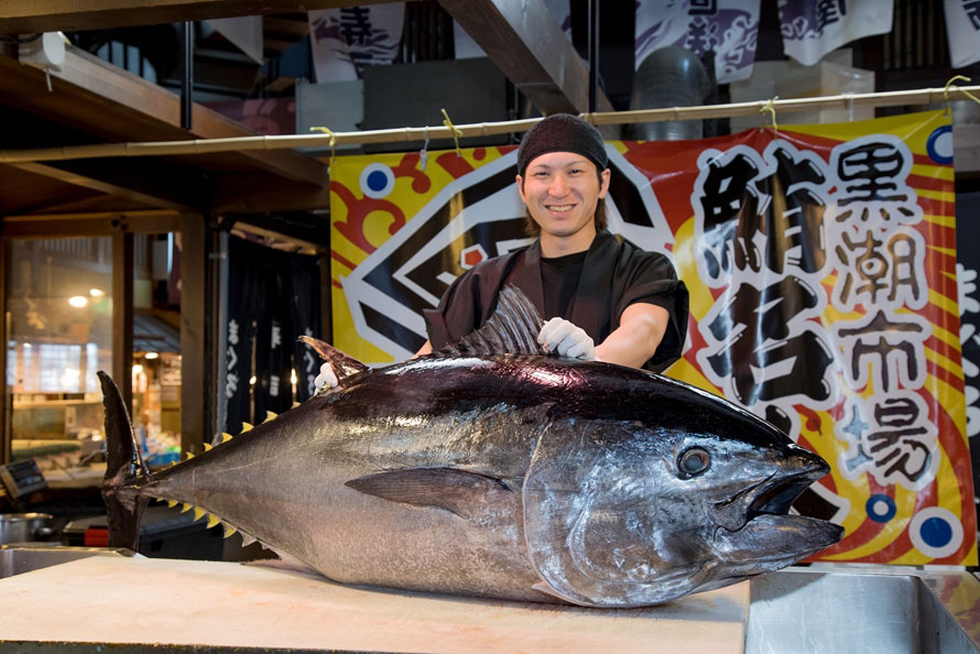 「黒潮市場」で毎日3回開催される生マグロの解体ショー。目の前で解体されたマグロは、店内の飲食店や売り場で販売され、さばいたばかりの生マグロを食べることもできる。