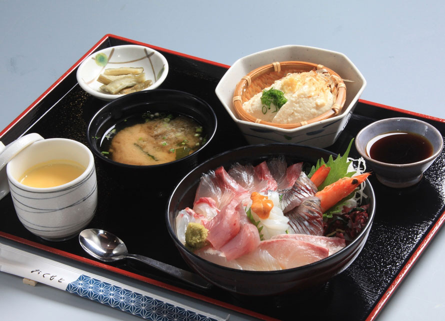 レストラン「わくわく亭」のおすすめは「おまかせ海鮮丼」1800円（税込）。北浦産の新鮮な魚を使ったメニューはぜひ味わいたい一品。