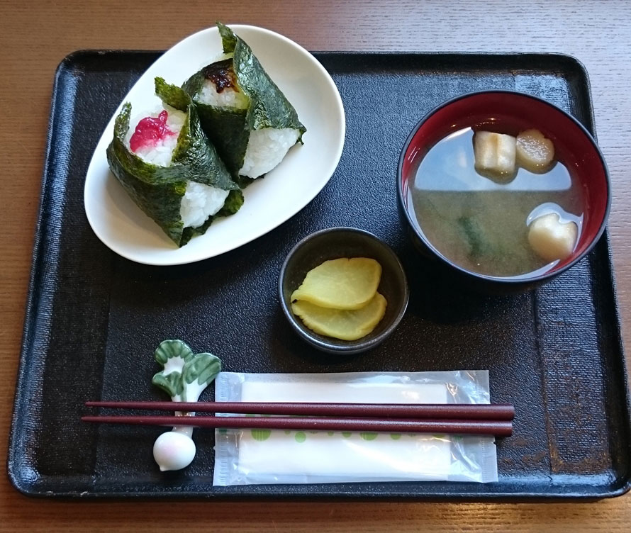 道の駅おすすめのグルメといえば、白米千枚田のお米を使った「おにぎりセット」500円（税込）。5種類あるおにぎりから好きなものを2つ選べる。