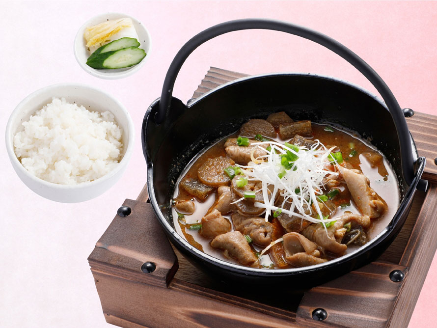 群馬県のソウルフード「もつ煮定食」780円（税込）は、辛さ控えめで食べやすい。