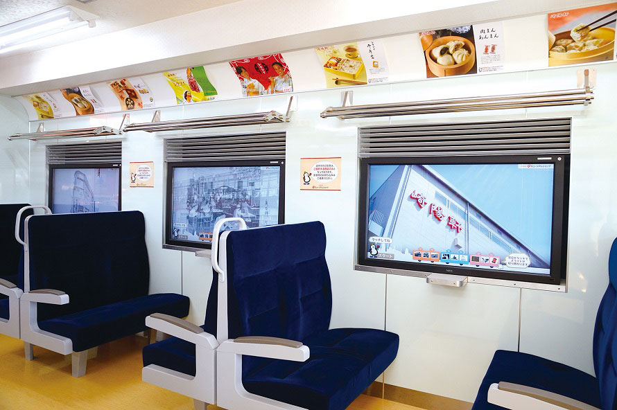 電車の窓に見立てた46型のタッチパネルディスプレイを操作すれば、崎陽軒やシウマイ作りに関わる情報が表示される。