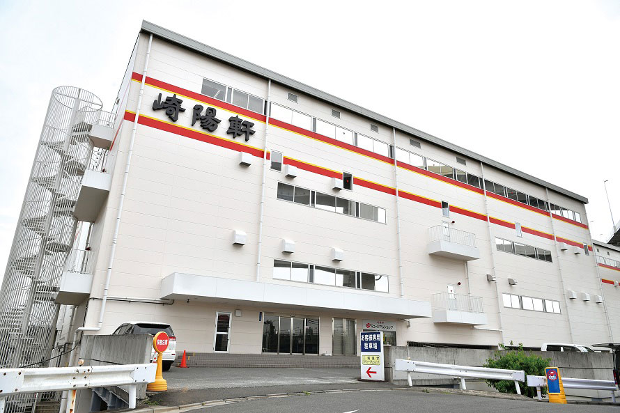 横浜工場は港北ICを降りてすぐ。見慣れた「崎陽軒」のロゴに工場見学の期待度も高まる。