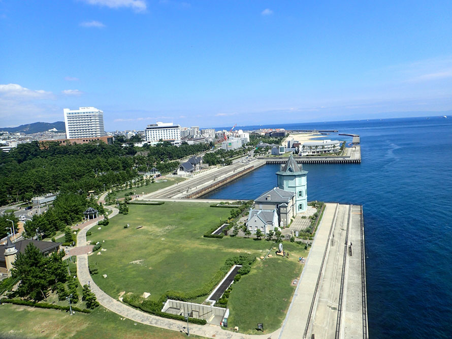 舞子浜に造られた県立の都市公園。海峡と大橋を望む絶好のロケーションだ。