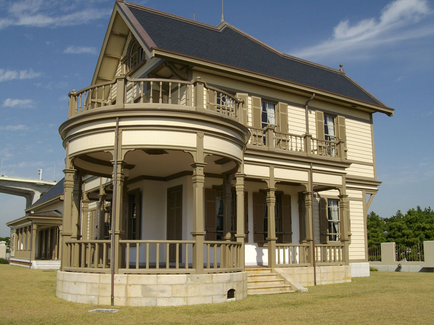 明治40年（1907）に建てられたコロニアル様式の西洋館「旧武藤山治邸」。