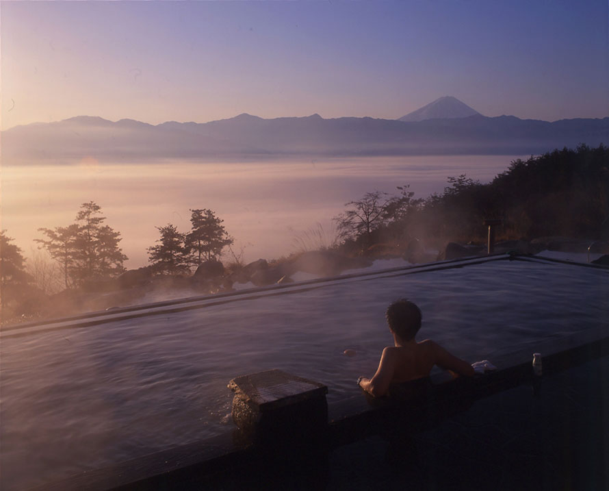 日の出 富士山 満天の星 絶景を楽しめるほったらかし温泉でのんびり 山梨県山梨市 トヨタ自動車のクルマ情報サイト Gazoo