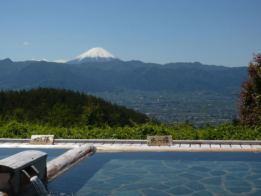 「こっちの湯」からは、富士山と甲府盆地を一望。ぬる湯とあつ湯の湯船が並んでいるので、気温や好みによって選ぼう。