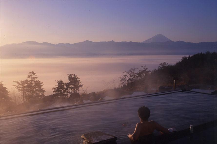 日の出、富士山、満天の星！絶景を楽しめるほったらかし温泉でのんびり　山梨県山梨市