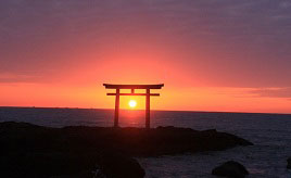 新年は朝日に願かけ！海上の岩場に立つ鳥居越しに日の出を拝む　茨城県大洗町