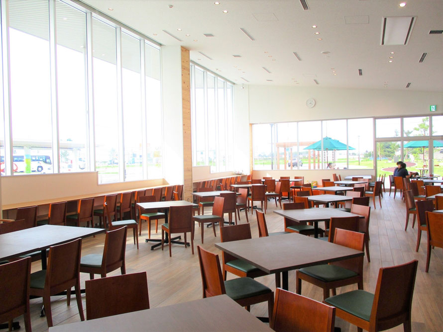 光がたっぷり降り注ぐ開放的な雰囲気のレストラン「風土ぴあ」。130席ある広々空間で白山のグルメを満喫しよう。