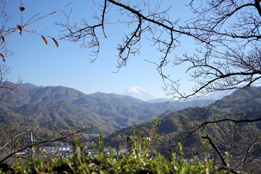階段を上ったところに広い展望スペースがあり、南東側からは天気がよければ富士山を望むことができる。高台で遮る物が全く無いため、春には桜と富士山の絶景コラボが楽しめることも。反対側には八ヶ岳があり、こちらの勇壮な眺めも忘れずに堪能したい。