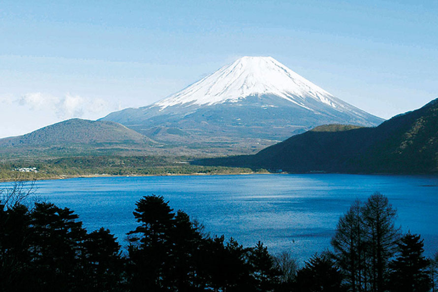 富士山世界遺産構成資産のひとつ。富士五湖の西のはずれにあり、北岸からの景色が千円札のデザインに採用された湖。北西岸ではウインドサーフィンやカヌーなどのアクティビティを楽しむ人も多い。