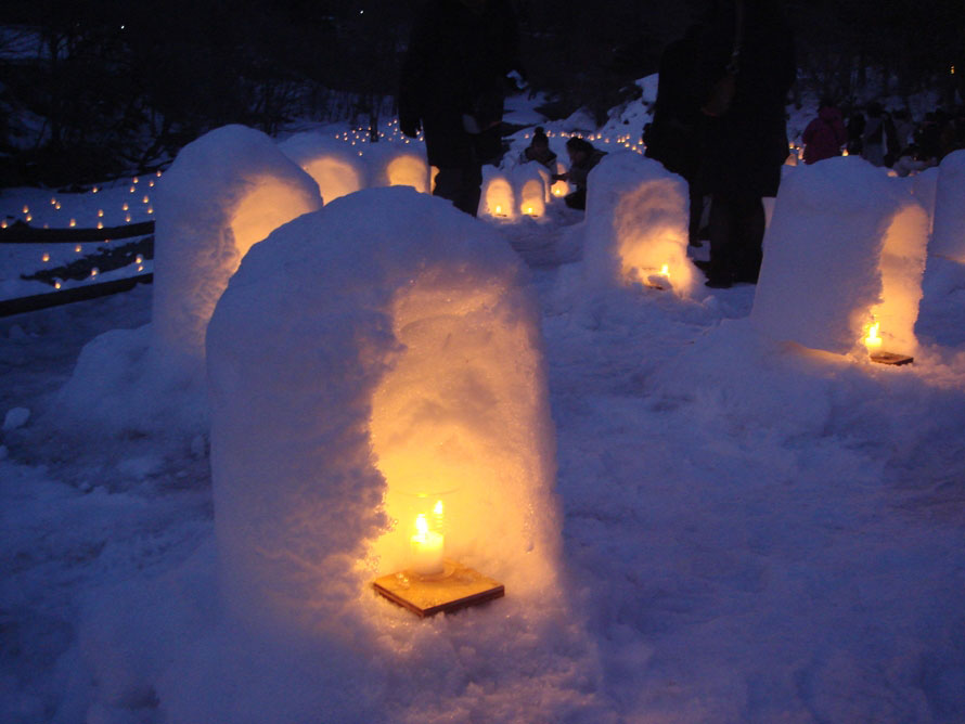 幻想的な夜景を見に行こう かまくらbbqや雪遊びを満喫するかまくら祭 栃木県日光市 トヨタ自動車のクルマ情報サイト Gazoo