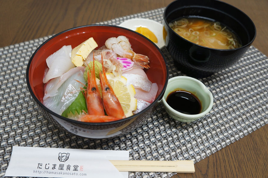 ランチは「たじま屋食堂」へ！「浜坂地えびと海鮮5種盛丼」1600円（税込）は、浜坂で水揚げされた地エビの「甘えび」「もさえび」や、旬の魚介類を味わえる。