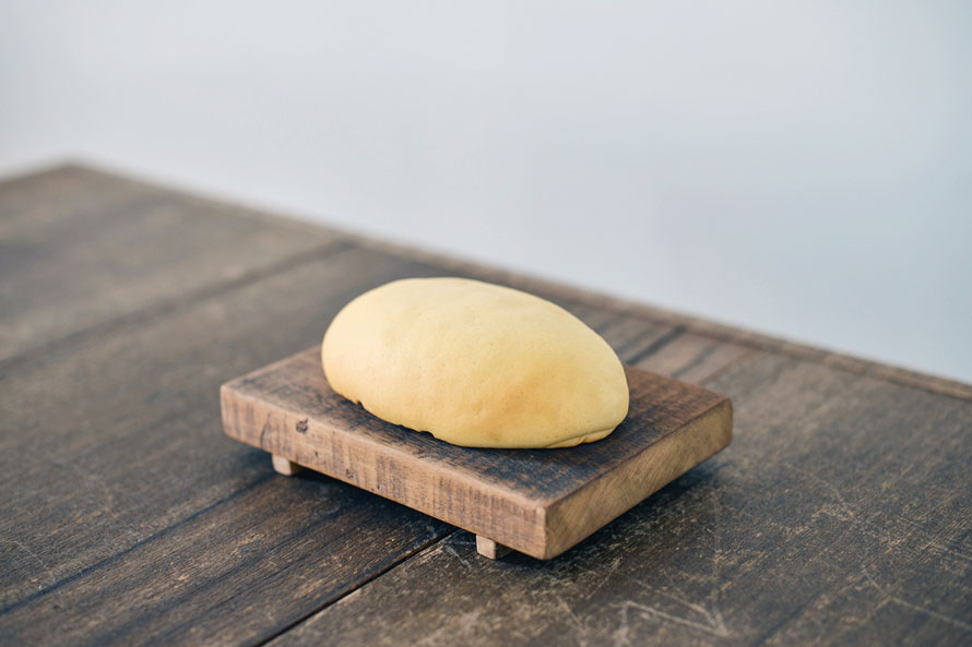 「スペイン窯 パンのトラ」は、愛知県に展開する人気ベーカリー。NEOPASA岡崎限定の「岡崎おうはんクリームパン」230円（税込）は、岡崎おうはん地鶏の卵を使用した、一番人気のクリームパン。ぜひご賞味あれ。営業時間は6～20時。