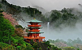 落差133mの大迫力！三重塔との対比も美しい日本三名瀑のひとつ　和歌山県那智勝浦町