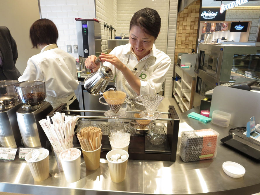 注文の都度、挽いた豆を使う「kamisato café」からは良い香りが漂ってくる。目の前で淹れてくれる「ハンドドリップコーヒー」420円～（税込）は絶品。営業時間10～20時。