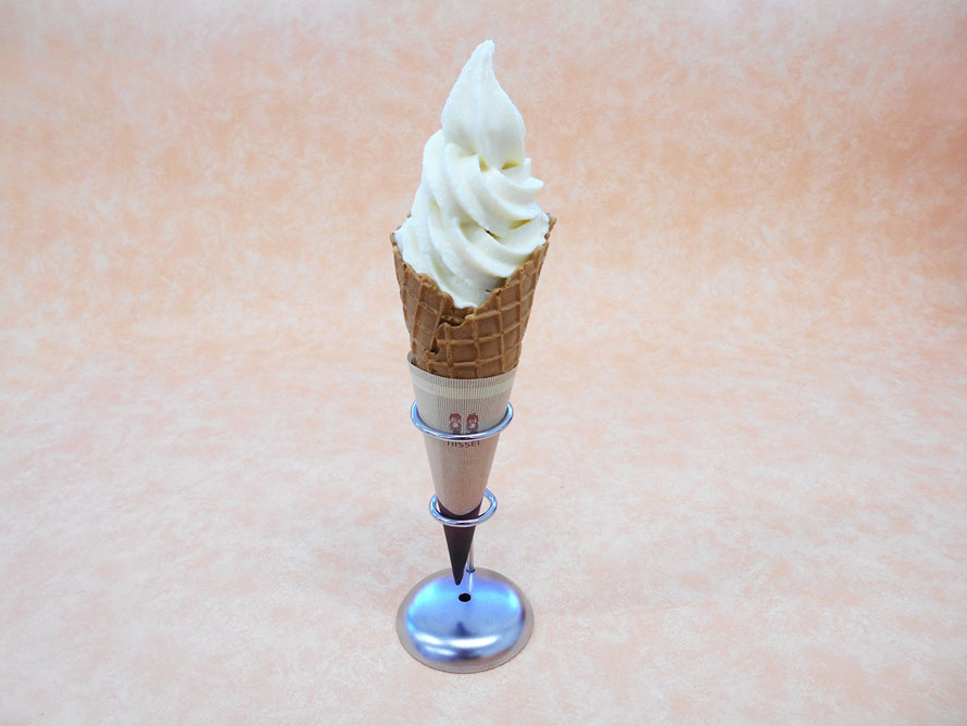 「レモン牛乳入りソフトクリーム」380円（税込）は、柔らかい口あたりが特徴。栃木の名物「レモン牛乳」を使っている。