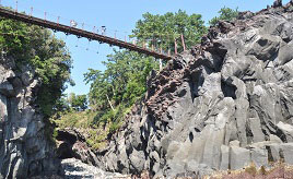 つり橋にドキドキ！断崖絶壁が続く城ヶ崎海岸を歩いてみよう　静岡県伊東市