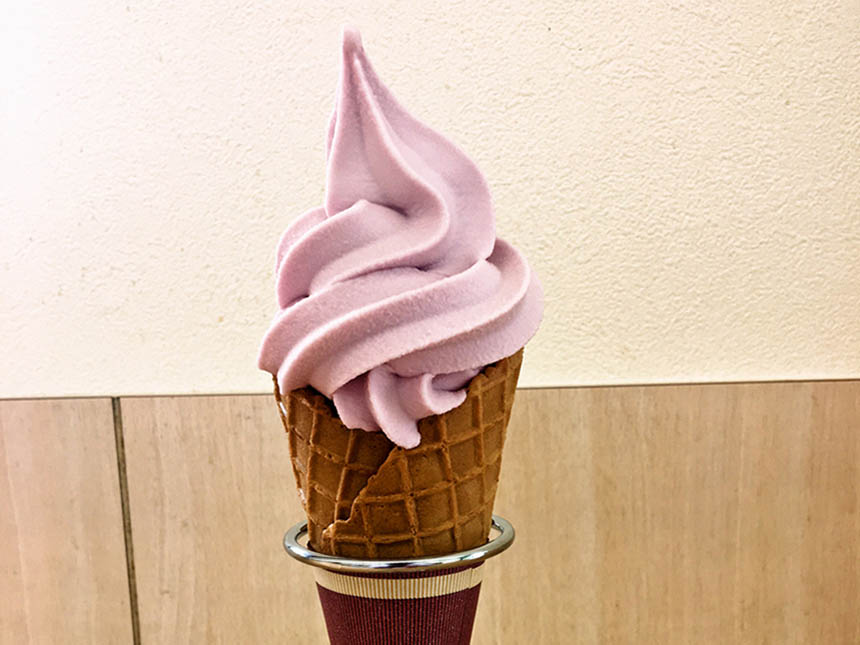 長野県産の稀少なブドウ「ナガノパープル」を味わえるソフトクリームがおすすめ。「ナガノパープルソフト」380円（税込）は、果汁をたっぷり使用しており、甘みと香りが口いっぱいに広がる。