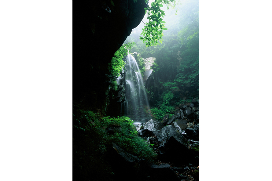 おしらじの滝周辺には、小さな滝がたくさんあり、トレッキングにもおすすめ。ここ「赤滝」は、滝行に使われる滝で、撮影スポットとしても人気。