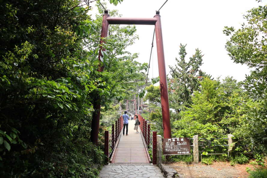 門脇吊橋は大人気の観光スポット。ゆらゆらと揺れて足元がすくむ。