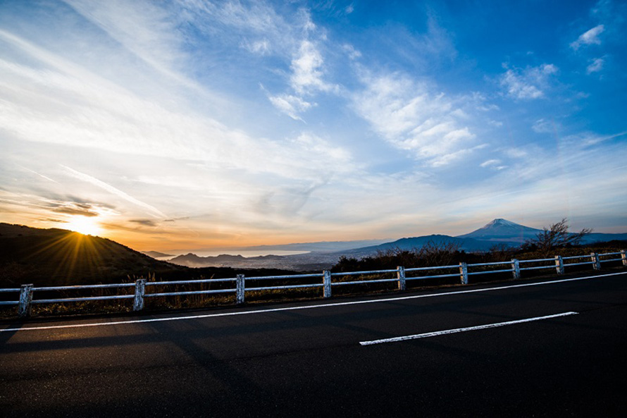 玄岳駐車場付近から見た夕景の富士山。シルエットになった姿がきれい。
