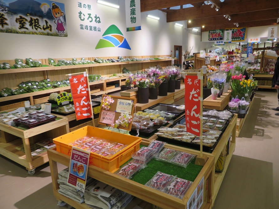 「産直施設」では、地元で作られた新鮮野菜や、南三陸町から直送の海の幸を購入できる。11～5月なら殻付カキ25～30個入り1500円（税込）、夏場はホヤ（市価の半額程度）がおすすめ。