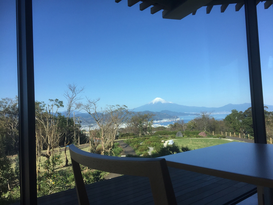 展望回廊や3階の展望フロアだけでなく、2階のラウンジからも富士山を眺めることができる。ラウンジにある「茶房夢テラス」では、景色とともに季節のお茶やお茶菓子も楽しめる。