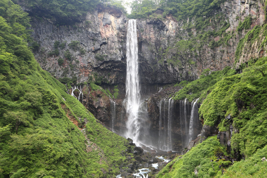 日本三大名瀑のひとつにも数えられている華厳ノ滝。間近で見るならエレベーターで滝つぼの前にある観瀑台へ。中禅寺湖から流れ出た水が高さ97mの岸壁を落下する景観は迫力満点だ。春の新緑や秋の紅葉だけでなく、小滝が凍る冬も美しい。