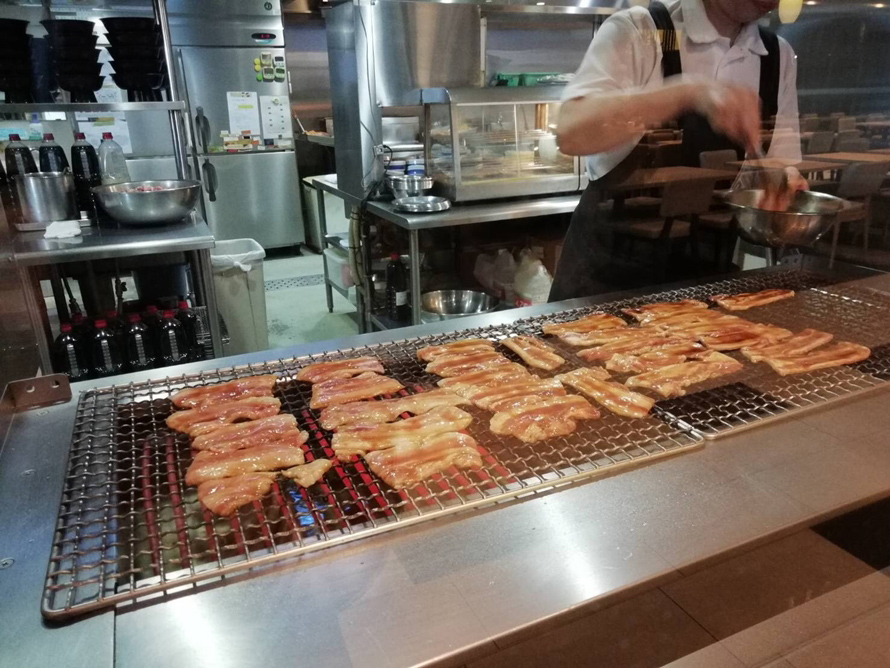 「炙り焼　丼・どん」では、店内のグリルで1枚1枚丁寧に肉を焼いている。営業時間7～22時。