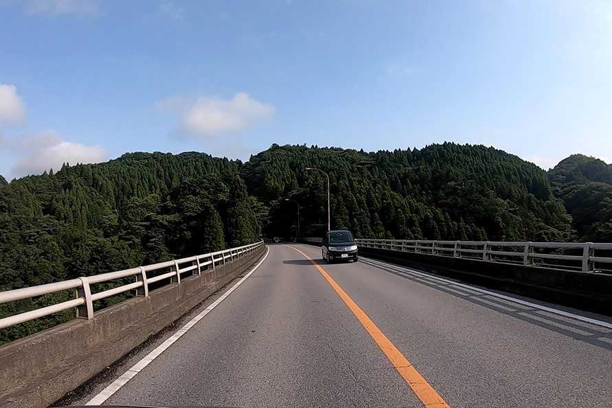 谷にかけられた峰山大橋。左右の眺望が開けているので気持ちいい。