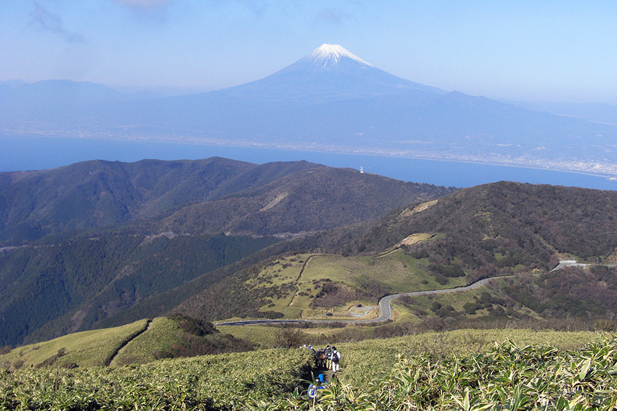 達磨山から見た富士山。西伊豆スカイラインが走る尾根と駿河湾、均整のとれた富士山の姿がすばらしい。