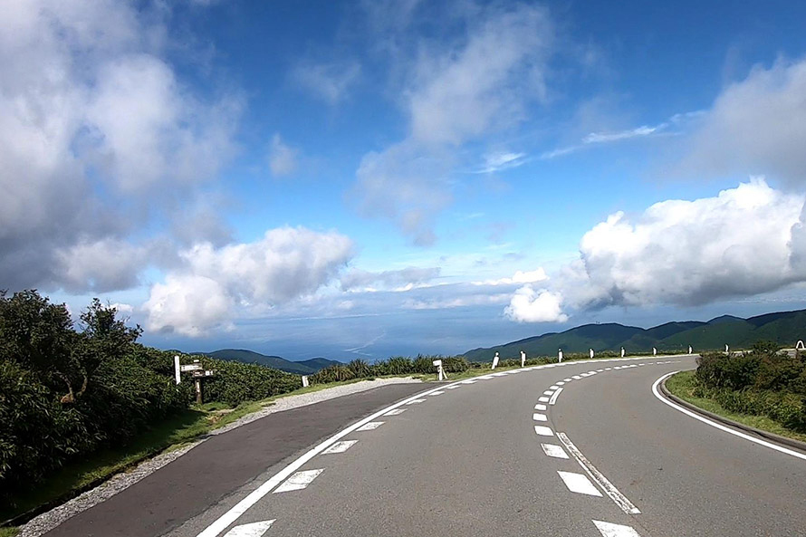 達磨山の北側にも登山口がある。戸田駐車場から登るより若干勾配は緩い。こちらからだと、山頂まで行かなくても登山道の途中から富士山の眺めを楽しめるので、あまり歩きたくない人にはおすすめ。ただし、駐車スペースは2台ほどしかないので注意。
